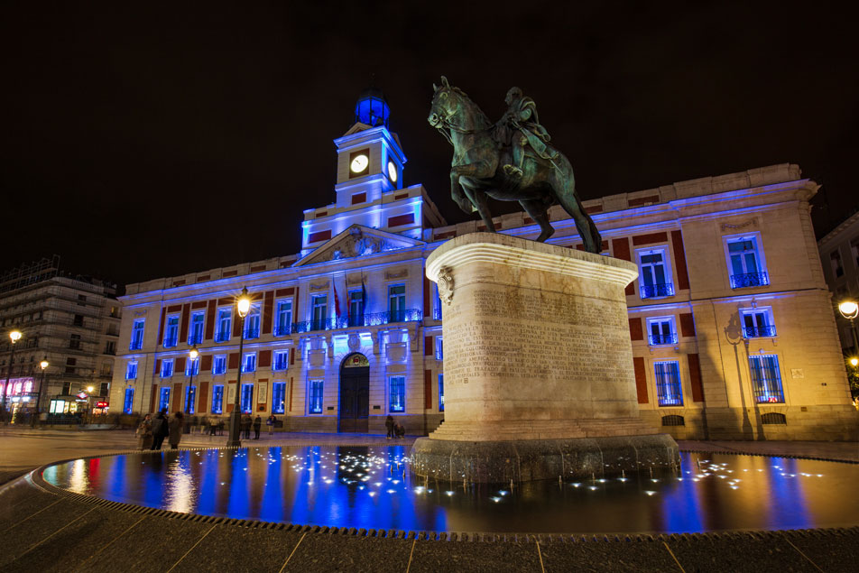 Iluminada la Casa de Correos  y la escultura ecuestre de Carlos III, en la Puerta del Sol, conmemorando el bicentenario de la  Policía Española.