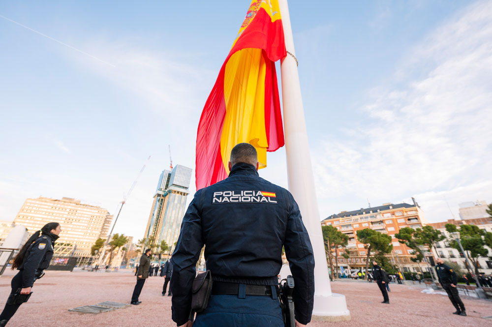 Policías Nacionales en formación durante el izado de la Bandera de España.