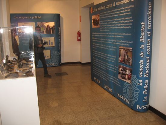 Sala donde se muestran varios paneles y vitrinas de la exposición.