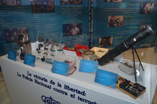 vitrina donde se muestran varios objetos electrónicos para la fabricación de explosivos y un mortero