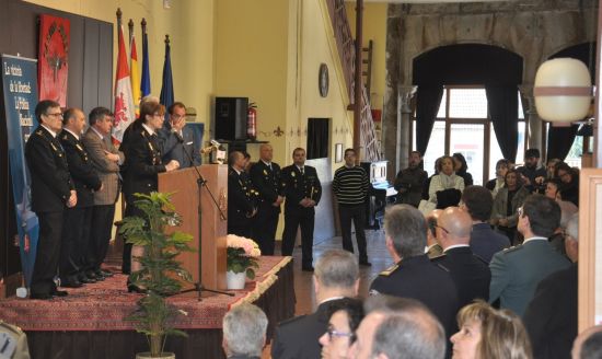 Acto de inauguración de la exposición por parte de la Secretaria General de Gabinete Técnico de la Dirección General de la Policía.