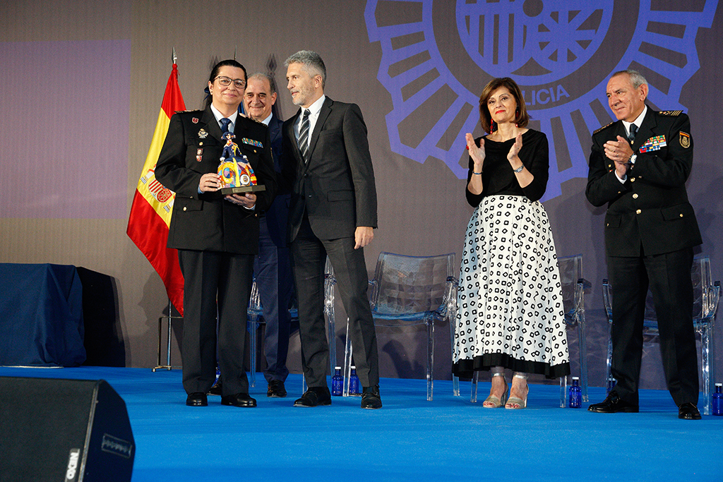 El Ministro del Interior haciendo entrega de reconocimiento oficial a Dª. Pilar Allué Blasco, Subdirectora General de Recursos Humanos y Formación. 