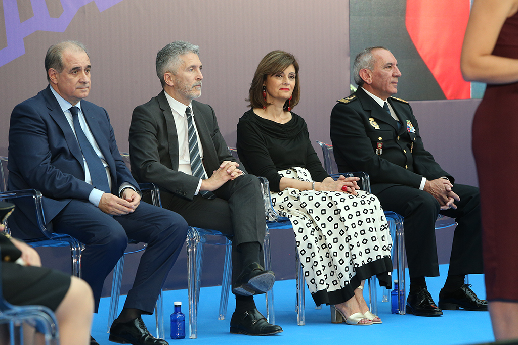 El Ministro del Interior, el Director General de la Policía y el Director Adjunto Operativo, sentados junto a una mujer en la gala del 40 aniversario.