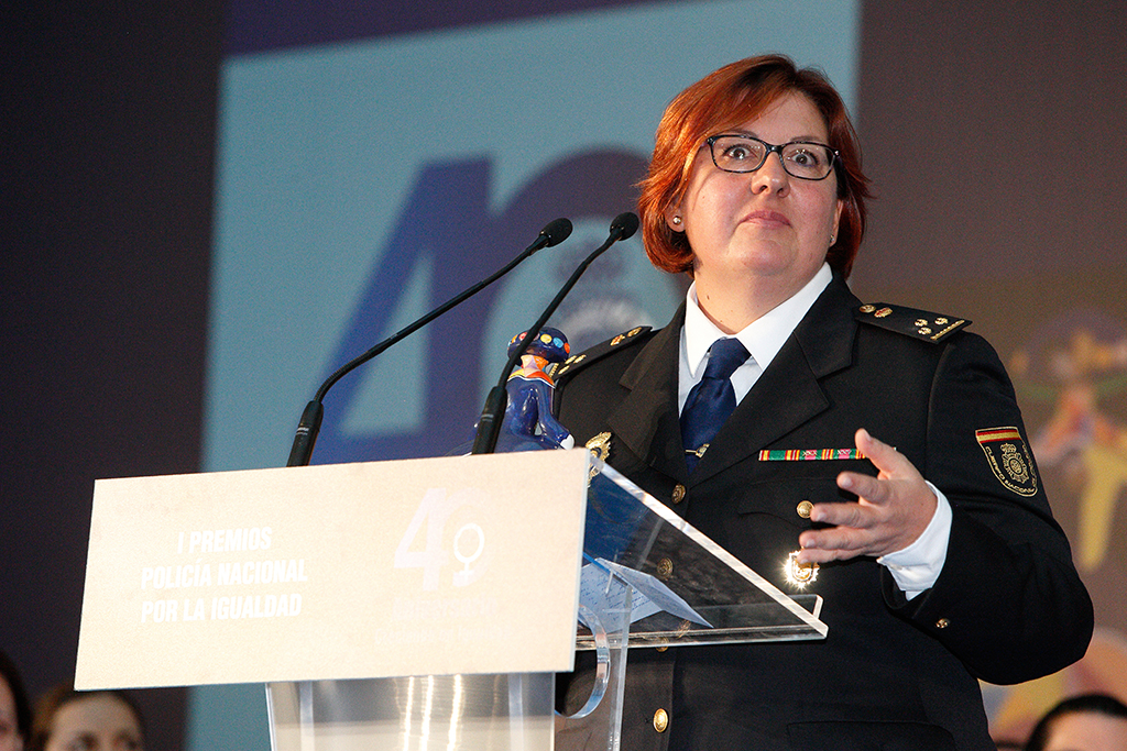 Mujer uniformada, inspectora, en el atril del acto GALA 40 ANIVERSARIO de la incorporación de la mujer a la Policía Nacional.