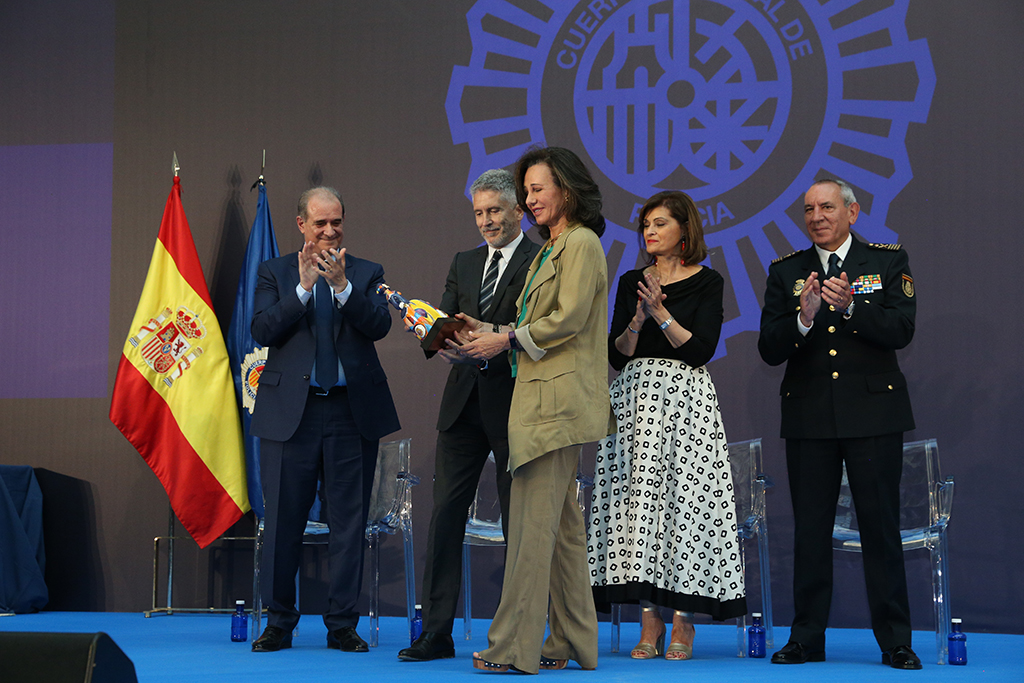 El Ministro del Interior, D. Fernando Grande-Marlaska, entregando reconocimiento a Dª. Ana Botín en presencia de autoridades.