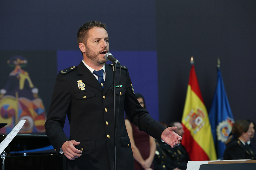 Tenor uniformado cantando en la GALA 40 ANIVERSARIO de la incorporación de la mujer a la Policía Nacional.