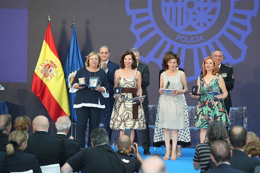 Cuatro mujeres recibiendo los aplausos de diversas autoridades al recibir el premio de la gala 40 aniversario.