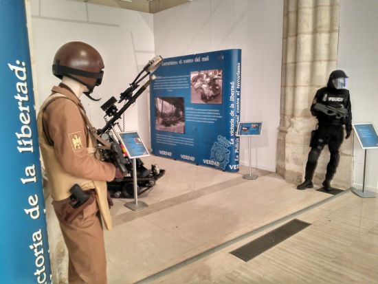 Sala de la exposición con maniquíes vestidos con diversos uniformes de la Policía Nacional.