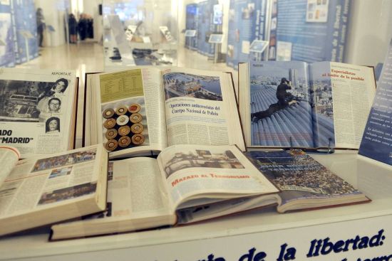 Vitrina con teniendo diversos libros de recopilación de reportajes de revistas sobre terrorismo.