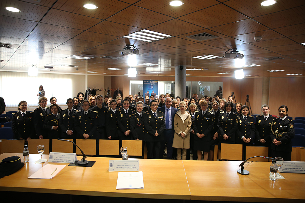 Varias mujeres uniformadas, junto al Director General de la Policía, en la presentación de la Gala 40 aniversario de la incorporación de la mujer.n
