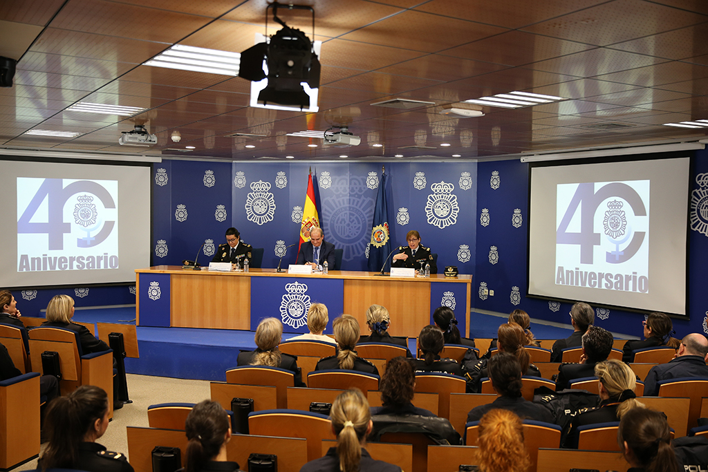 La Subdirectora General del Gabinete Técnico de la Policía Nacional, Dña. Eulalia González Peña, dirigiéndose a los participantes de la Gala. 