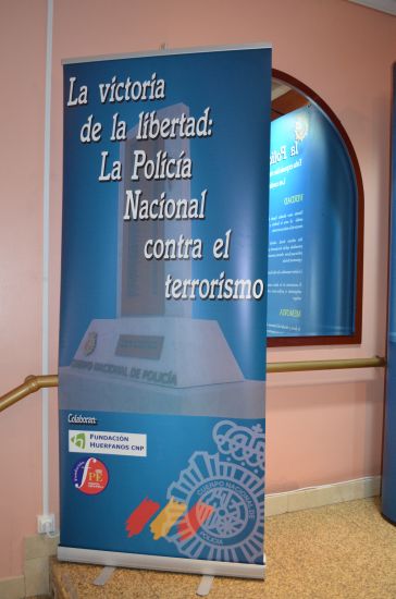 Roll Up con el título de la exposición: La victoria de la libertad: La Policía Nacional contra el terrorismo.