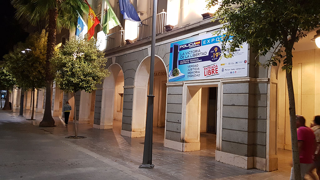 Entrada del edificio de la sede de la Diputación de Huelva, lugar de celebración de la exposición.