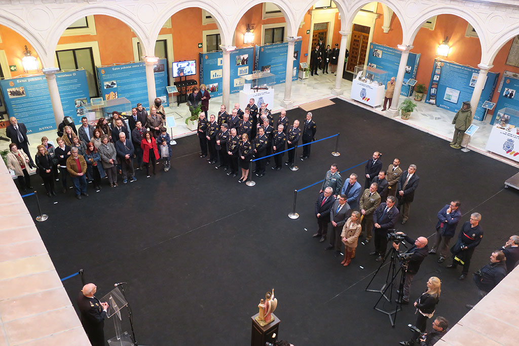  Foto panorámica del acto de inauguración de la exposición. En la que se pueden ver a los invitados y a los miembros de la Policía Nacional