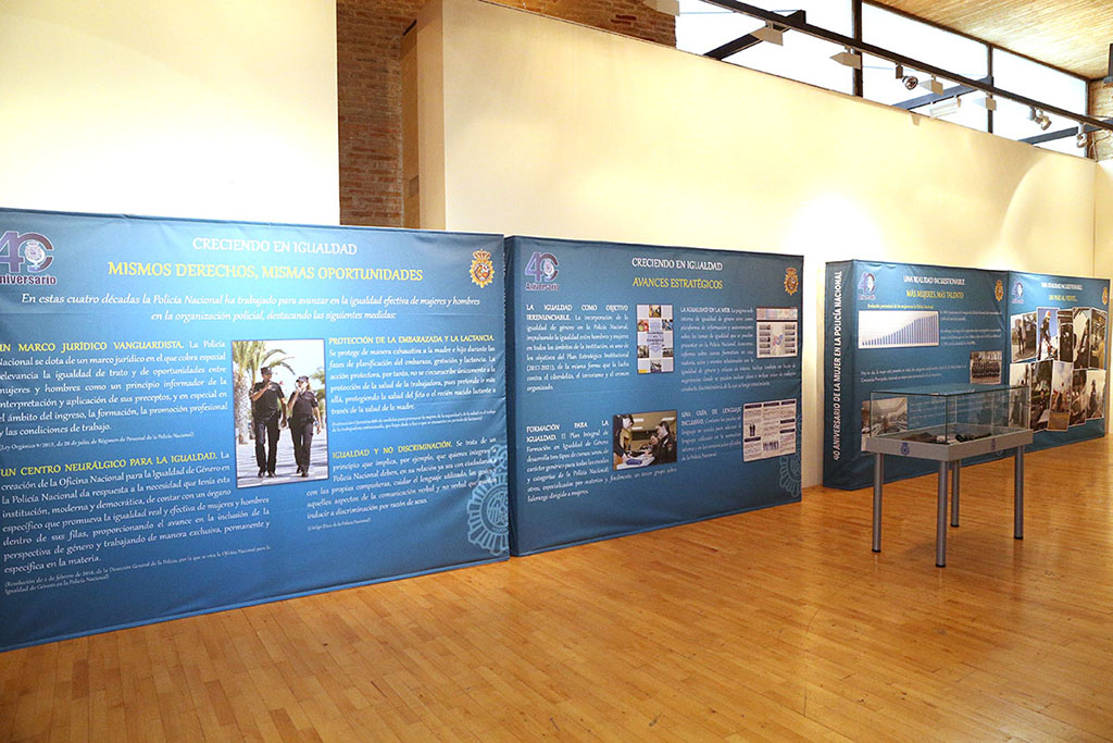 Sala en la que hay cuatro carteles explicativos de la exposición y una vitrina con efectos policiales.