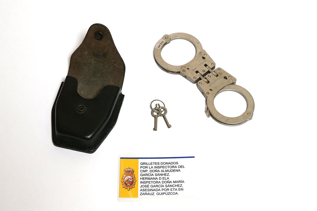 Funda, llaves y grilletes, que pertenecieron a la inspectora Dª. Mª. José García Sánchez asesinada por ETA, donados  por su hermana  Almudena.