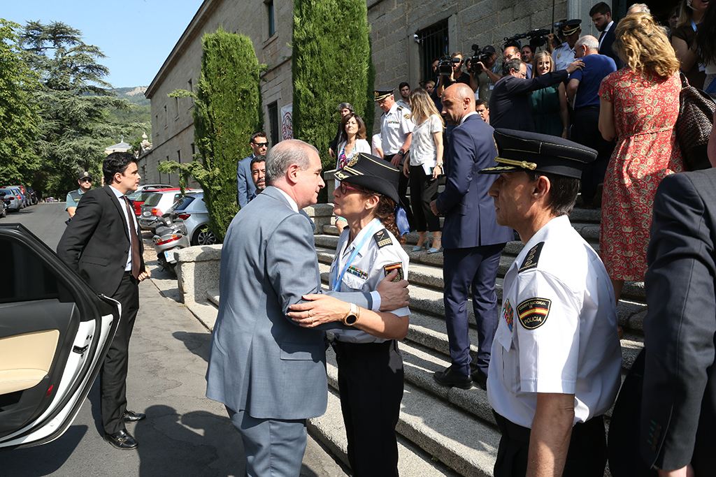 Recibimiento del Director General de la Policía a la llegada a la exposición
