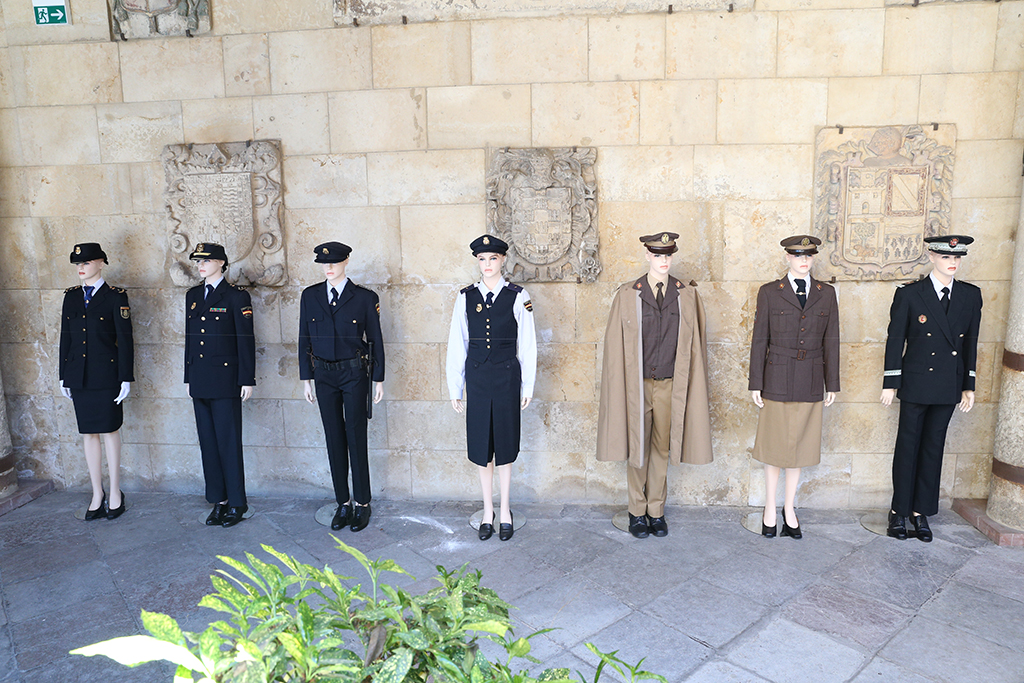 Maniquíes con los distintos uniformes policiales que han llevado las mujeres en estos cuarenta años de historia