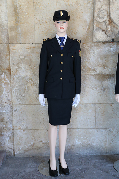 Maniquí con uniforme que actualmente llevan las mujeres en la Policía 