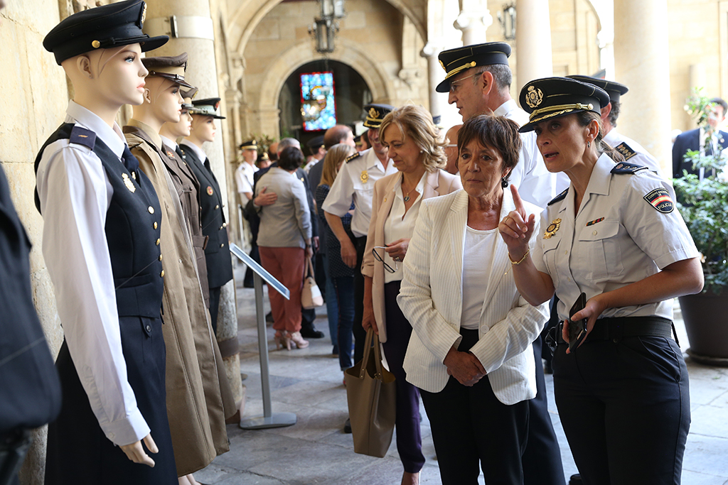 En primer planio, mujer policía informando sobre los distintos uniformes a la Delegada de Gobierno