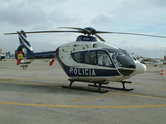 Helicóptero de la Policía Nacional, modelo EC-135,  estacionado en pista.