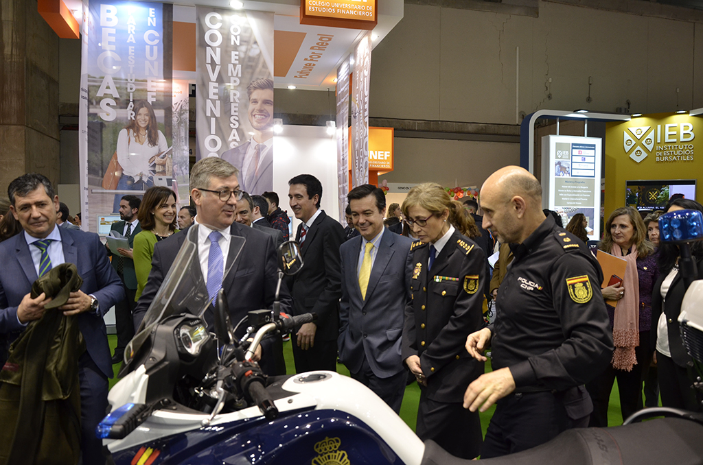 Agente de Policía Nacional,  informando a varias autoridades, sobre las características de la motocicleta.