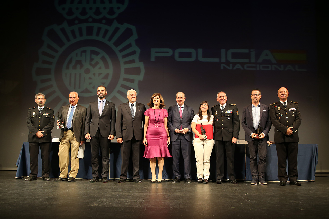 El Director General de la Policía, el Director Adjunto Operativo y otras autoridades, posando en el acto de clausura del Día de la Policía. 