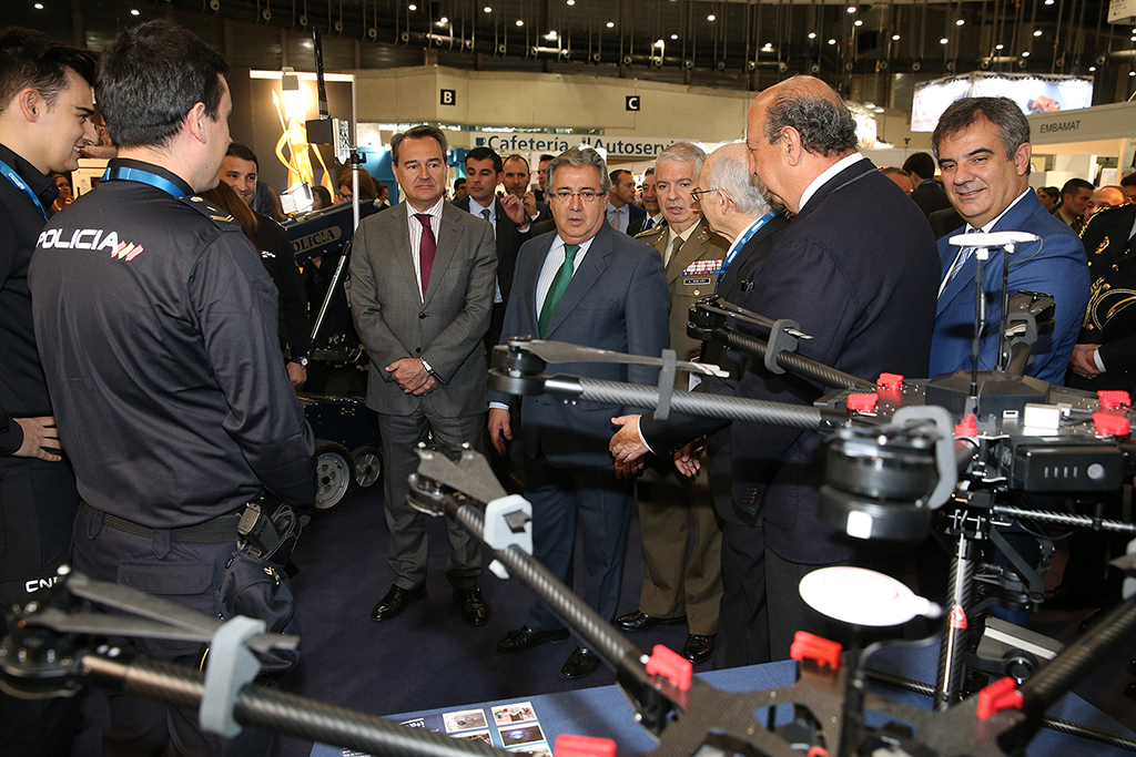 El Ministro del Interior y el Director General de Policía, junto con otras autoridades civiles, observando los drones de vigilancia que usa la policía