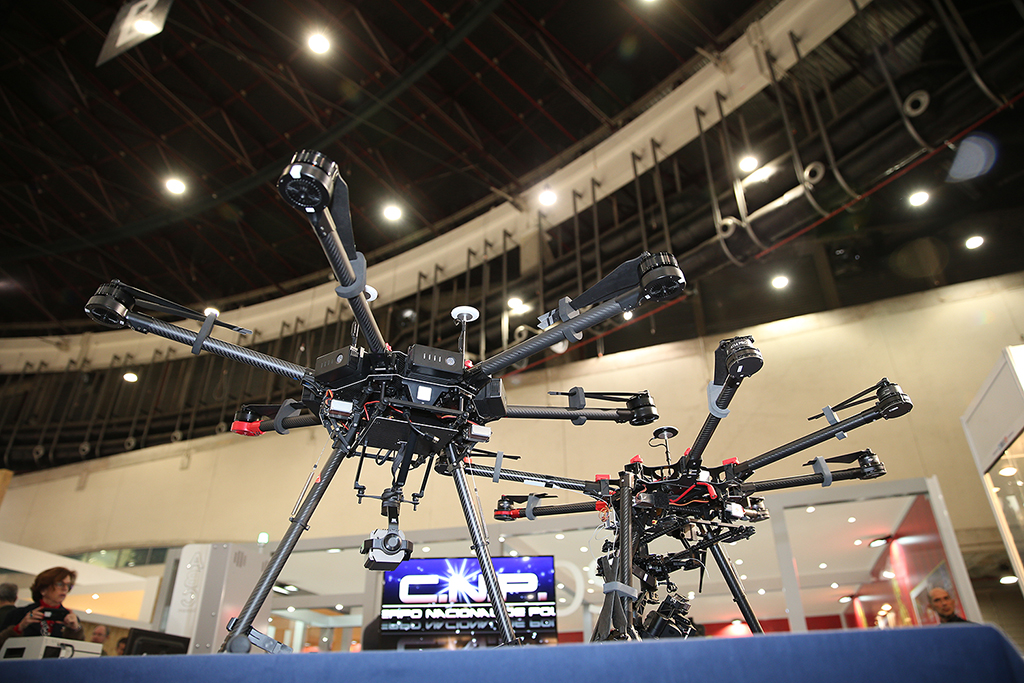 Imágen con dos drones de la Policía Nacional destinados para servicios de vigilancia.