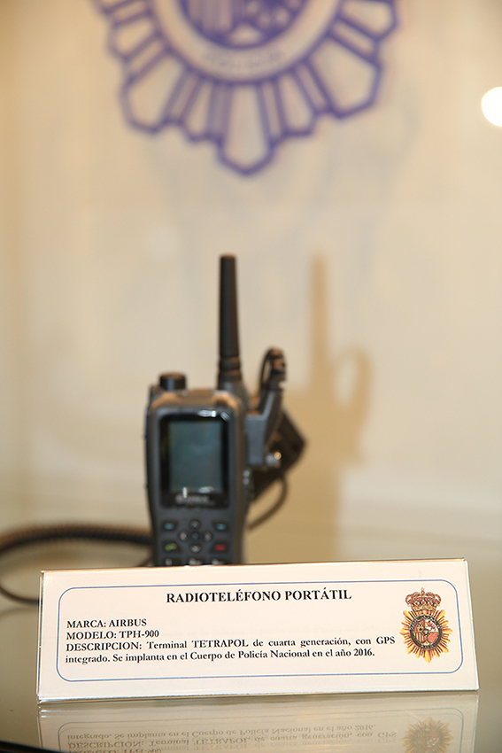 Radioteléfono portátil AIRBUS TPH-900, de cuarta generación con GPS integrado. Se implanta en 2016. Conocido como Tetrapol.