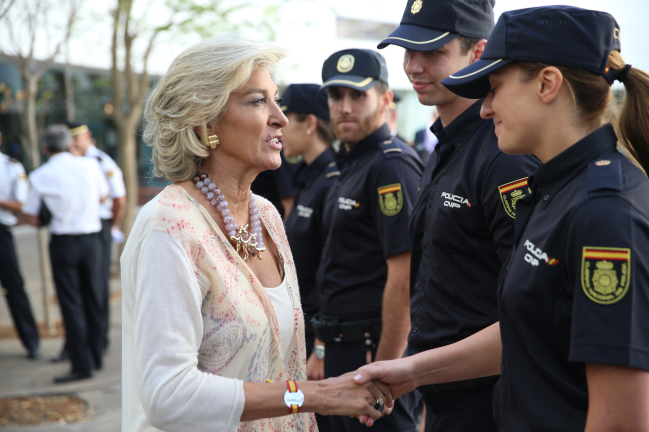 La Delegada del Gobierno de Extremadura saludando a mujer uniformada.