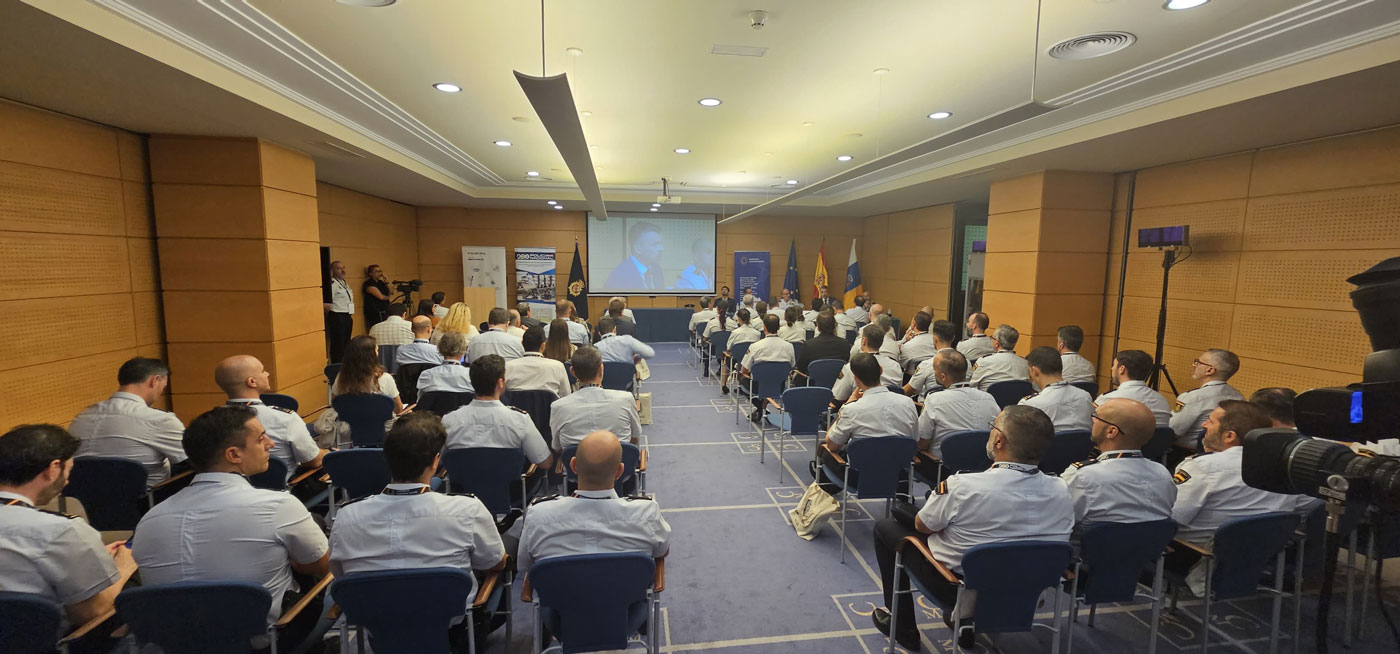 Sala de conferencias con varios policías asistentes.