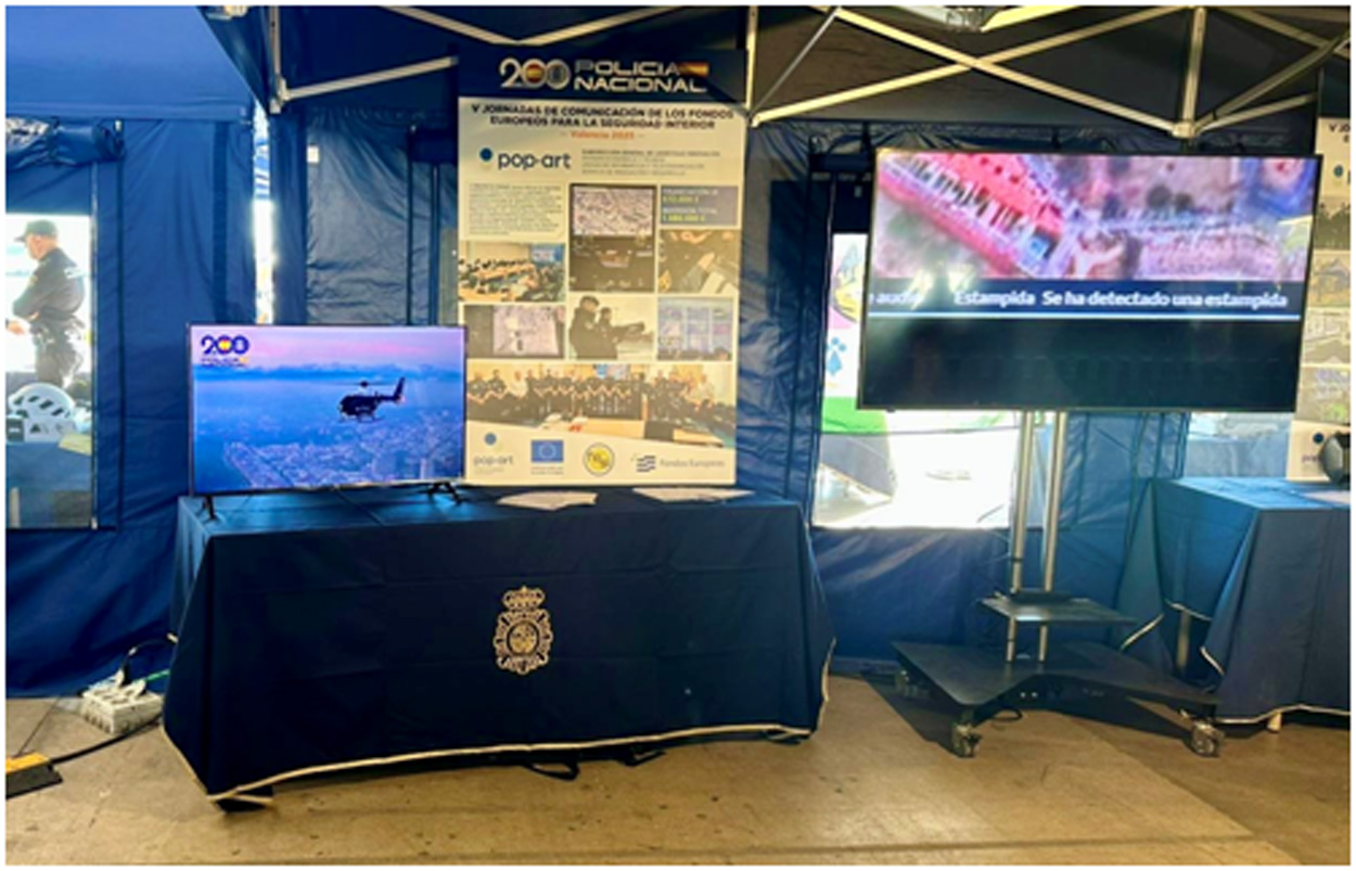 Interior del stand donde hay dispositivos y herramientas utilizados en los proyectos de innovación impulsados por Policía Nacional