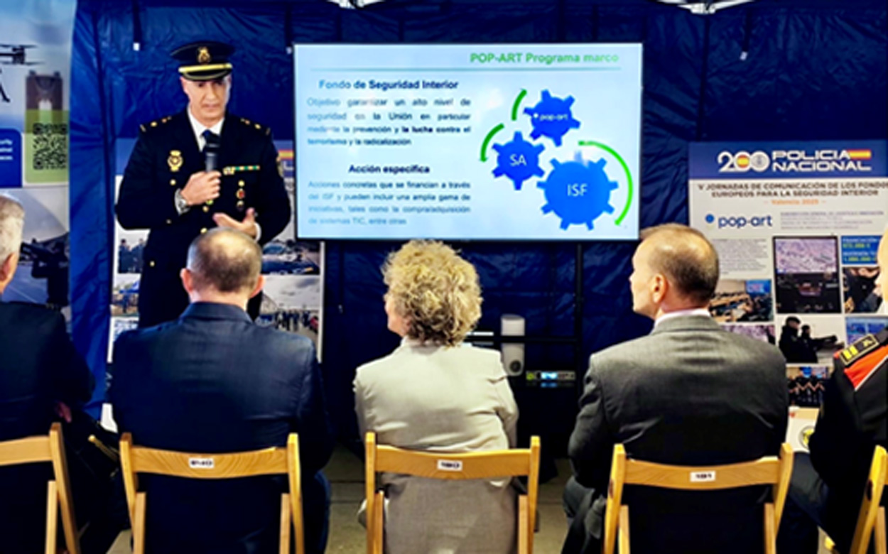 Agente de la Policía Nacional explicando a los visitantes los proyectos más relevantes cofinanciados por los fondos europeos