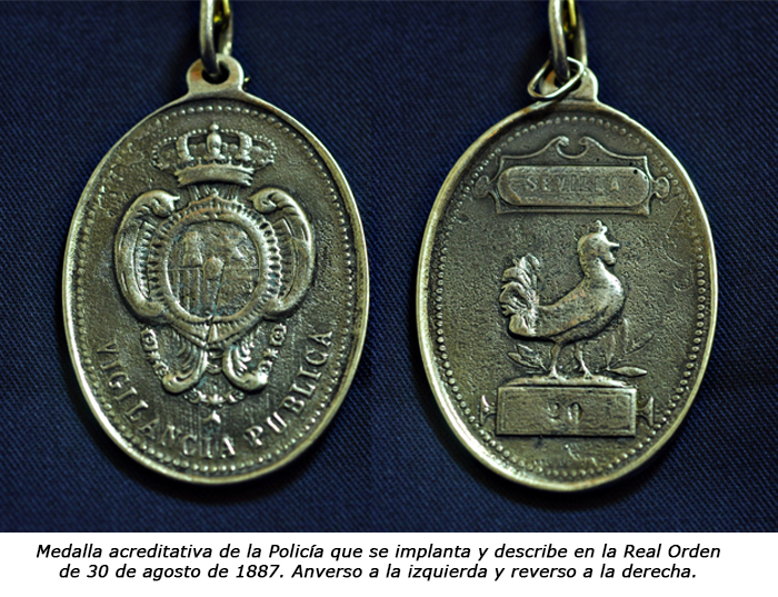 Medalla acreditativa de la Policía que se implanta y describe en la Real Orden de 30 de agosto de 1887. Anverso a la izquierda y reverso a la derecha.