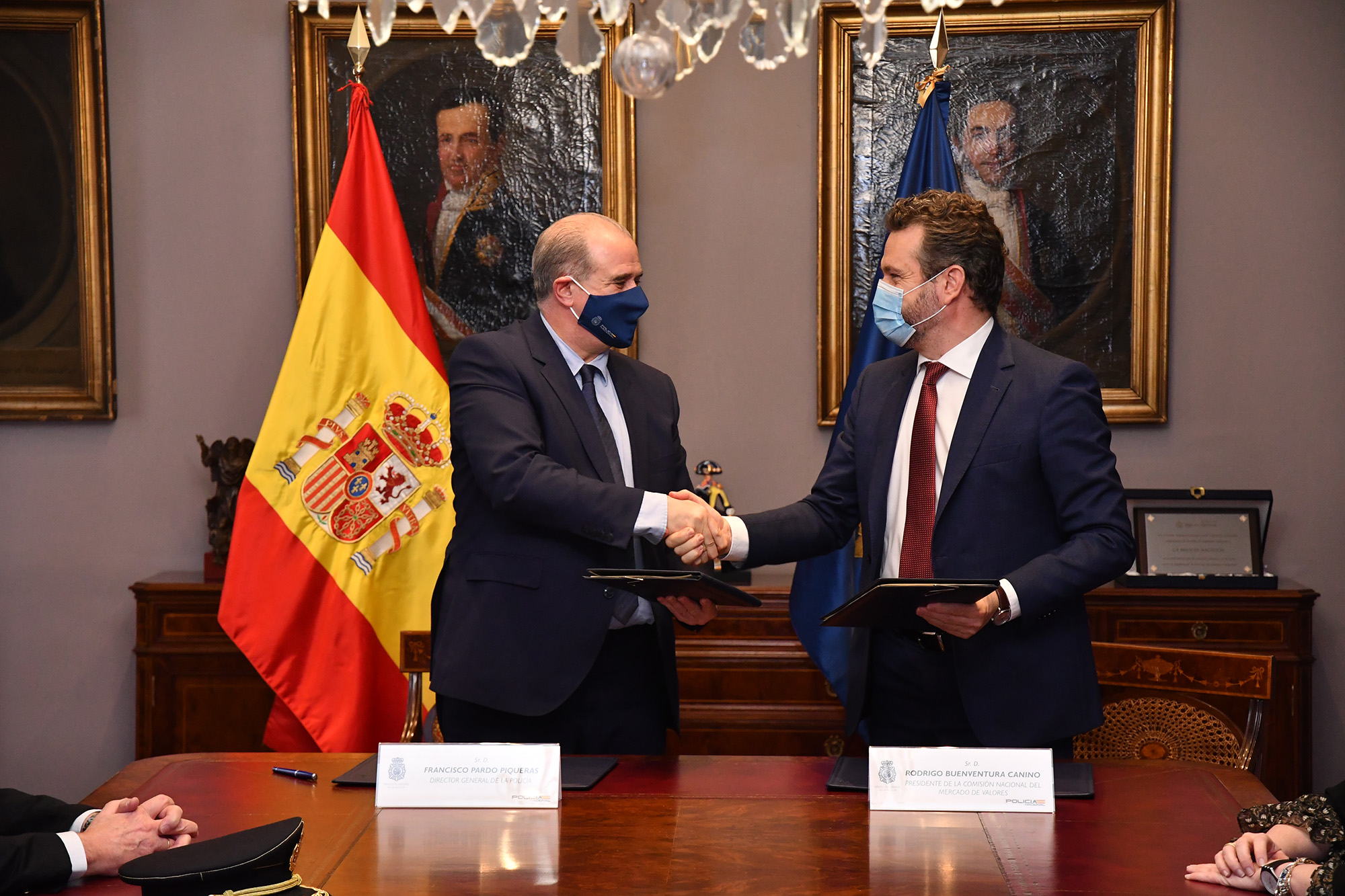 Saludo entre el director general de la Policía y el presidente de la CNMV