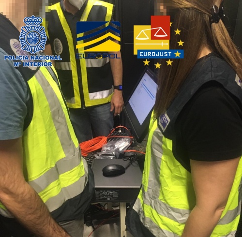 Tres agentes de policía con un pc 