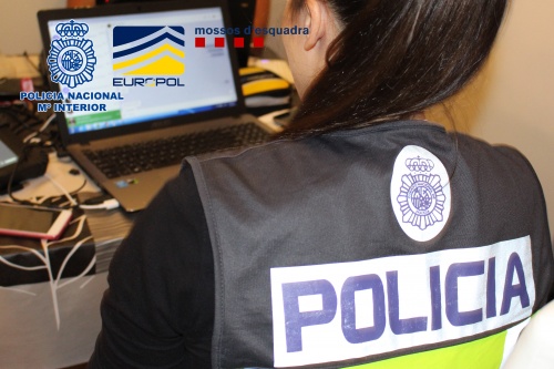 Una agente de la Policía Nacional comprobando información en un portátil