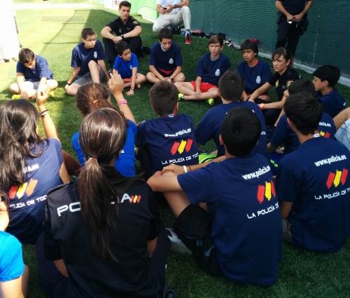 La Policía Nacional lanza una campaña para el buen uso del móvil e Internet por los jóvenes estas vacaciones La Policía Nacional lanza una campaña para el buen uso del móvil e Internet por los jóvenes estas vacaciones