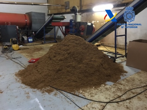 Montaña de tabaco en polvo para la fabricación de cigarrillos.