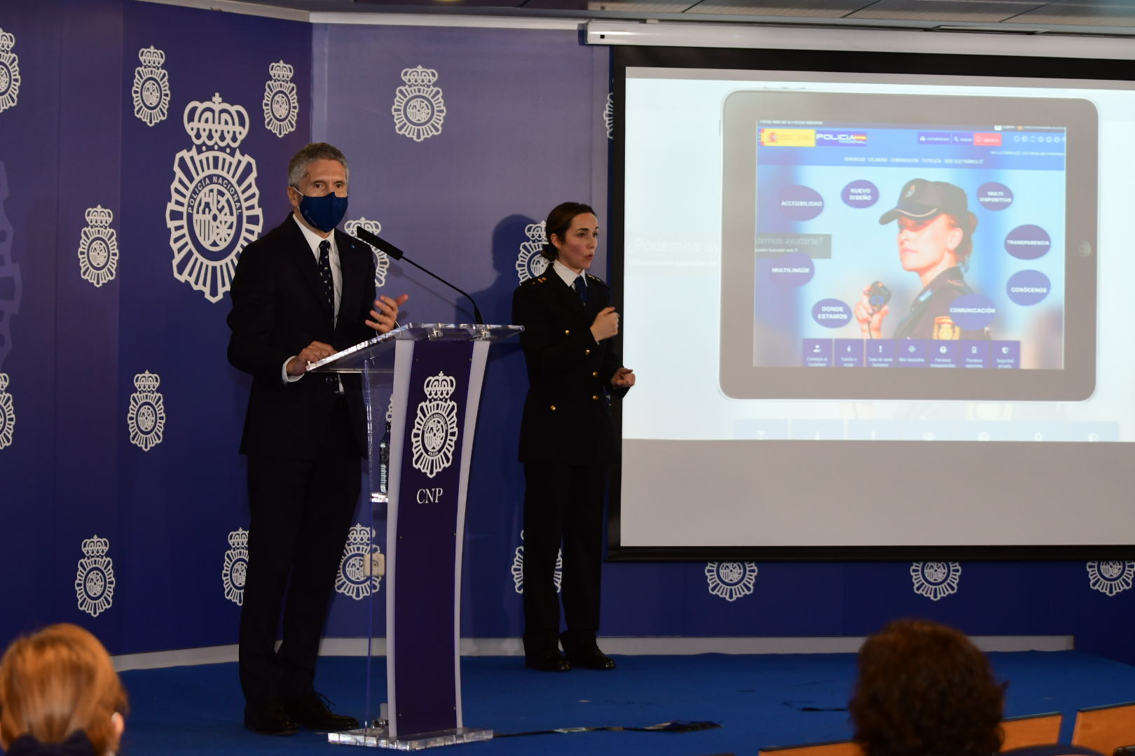 Ministro Marlaska junto a intérprete de signos en la presentación de la página oficial www.policia.es