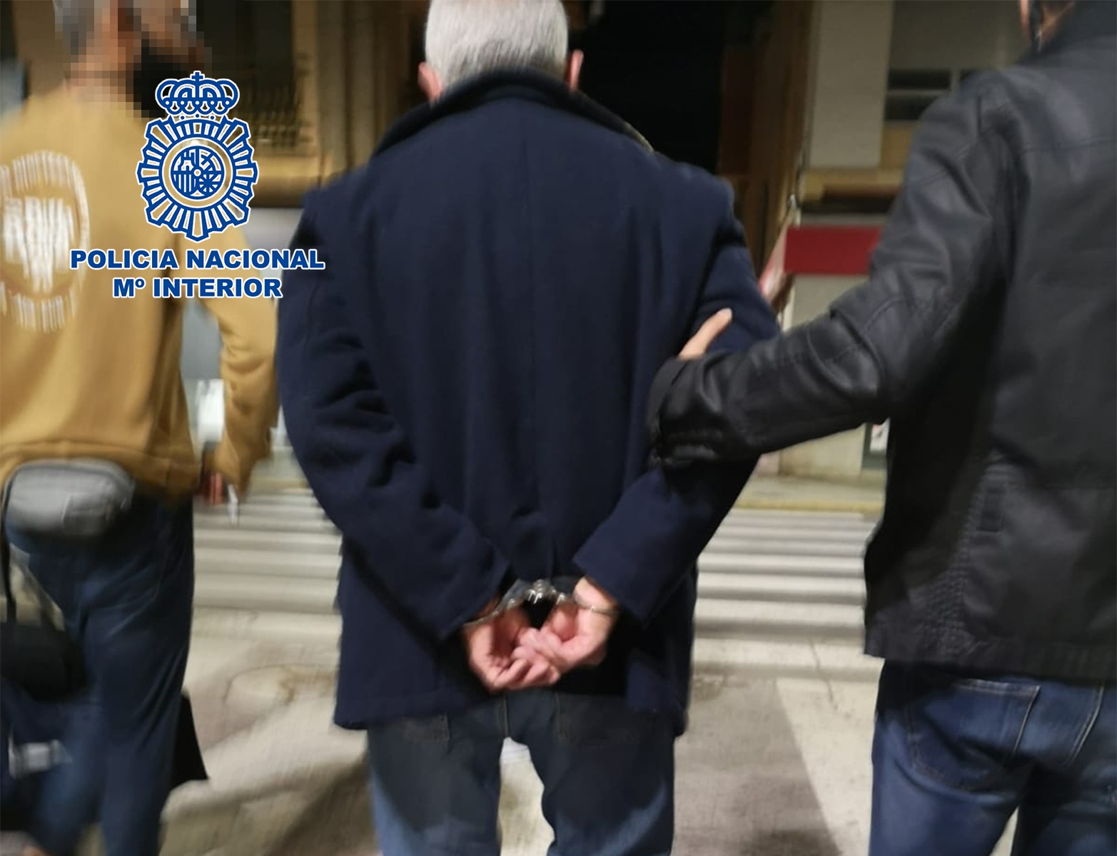 Los policías escoltan al excoronel uruguayo detenido.