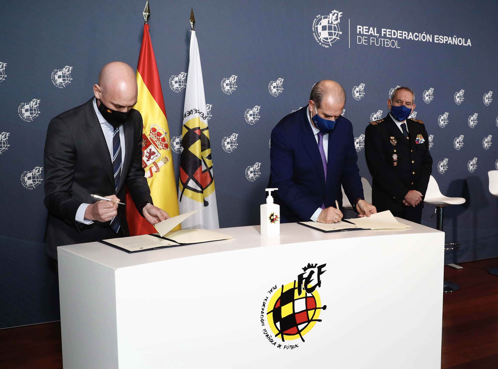 El director general de la Policia i el president de la Federació Espanyola de Futbol firmen l'acord