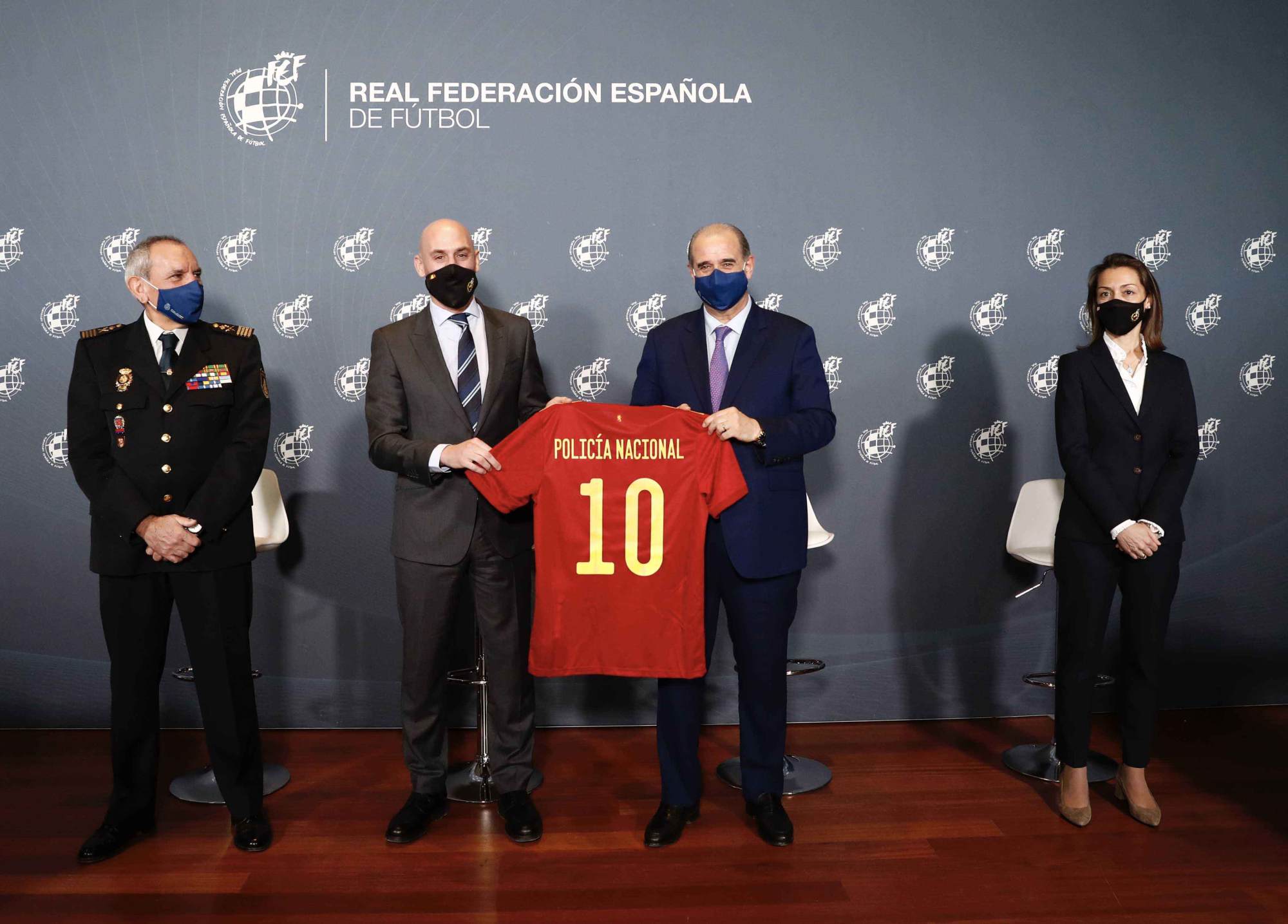 Pousado coa camiseta da Selección Española de Fútbol