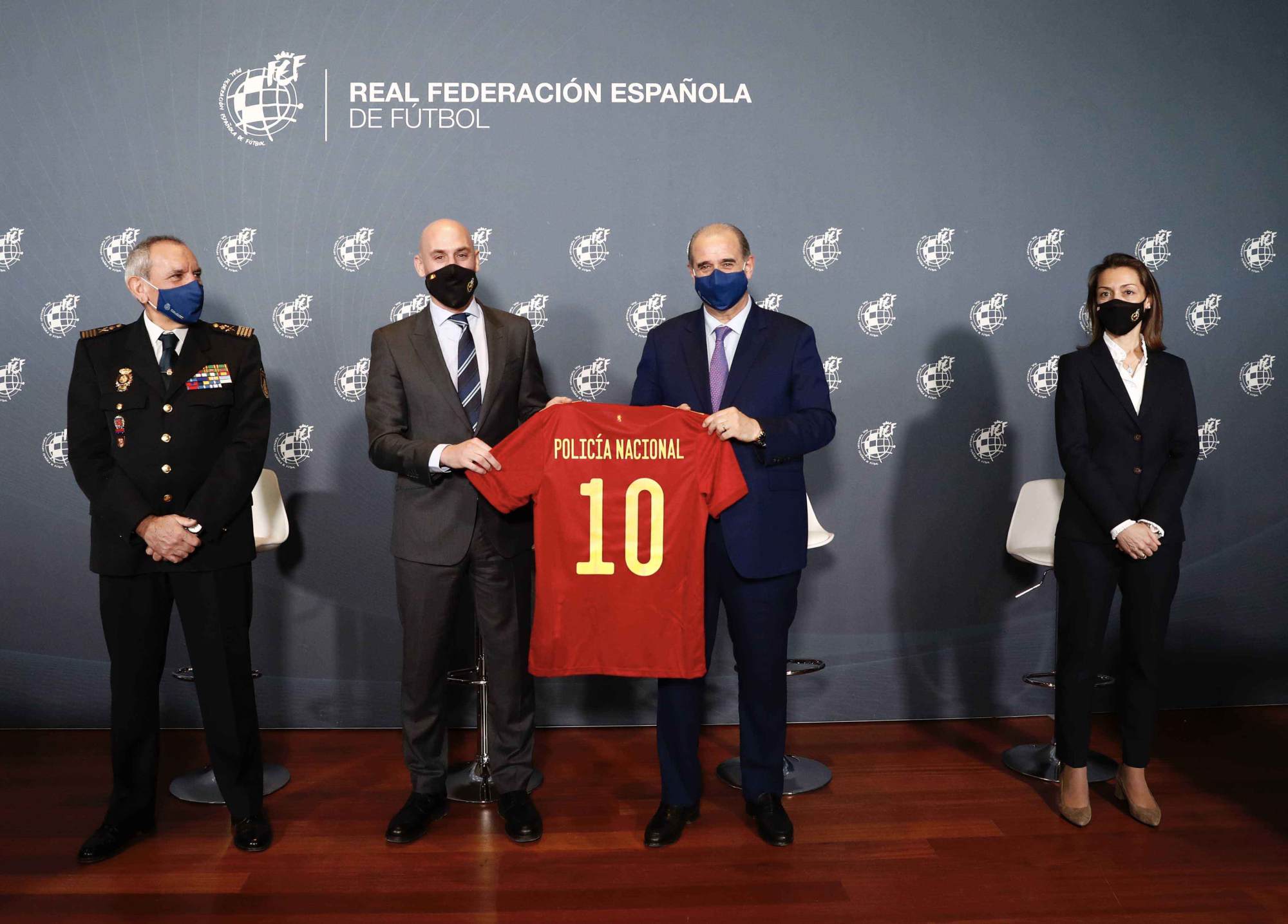 Posado con la camiseta de la Selección Española de Fútbol