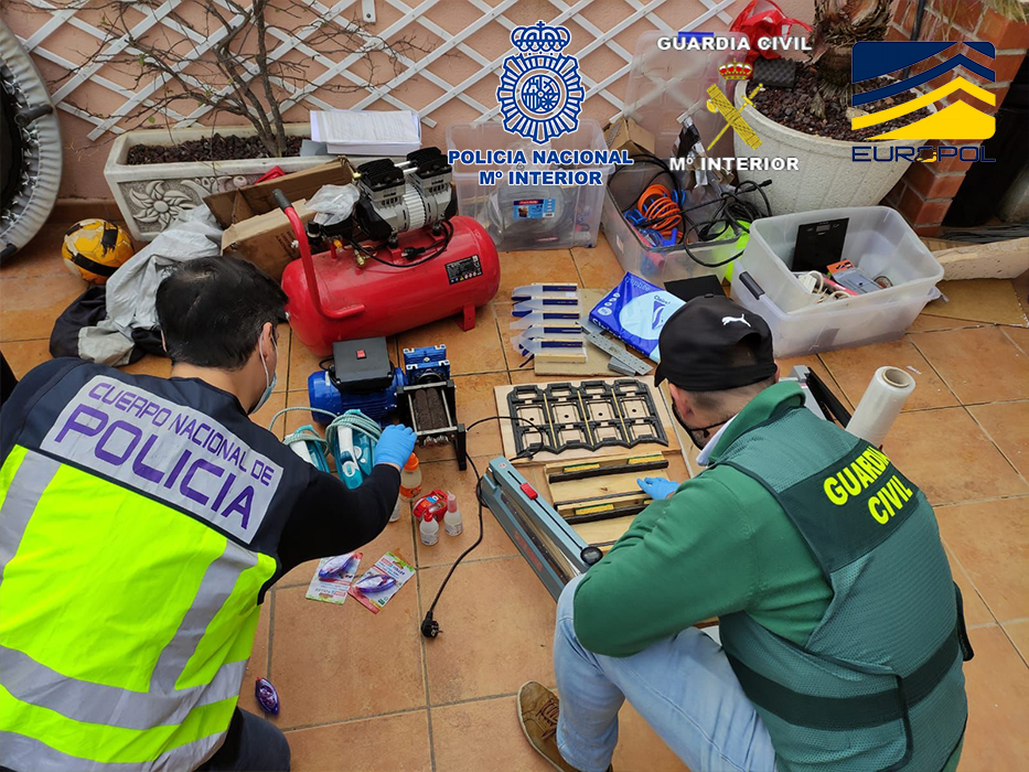 Axentes de Policía Nacional e Garda Civil manipulando obxectos intervidos