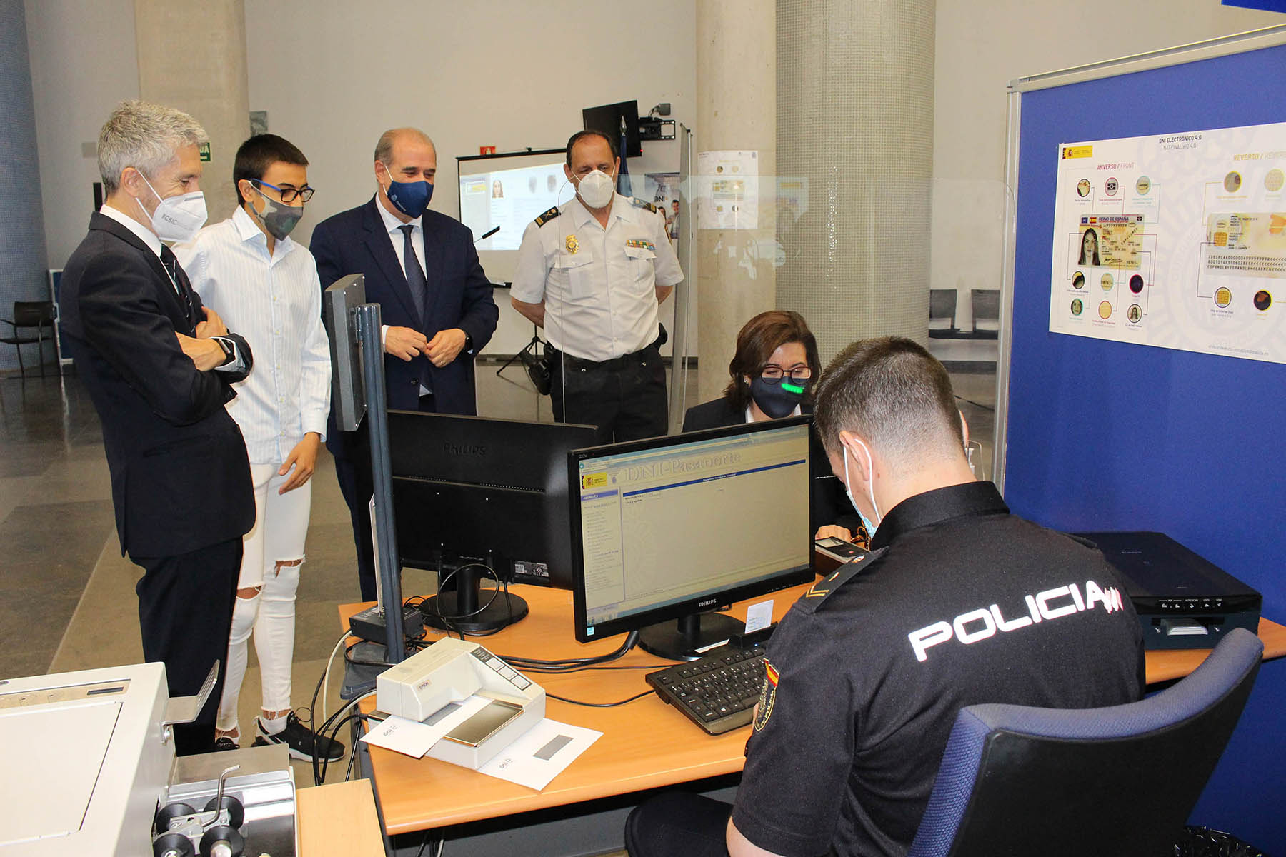 Expedición del primer DNI Europeo a la actriz Luisa Martín