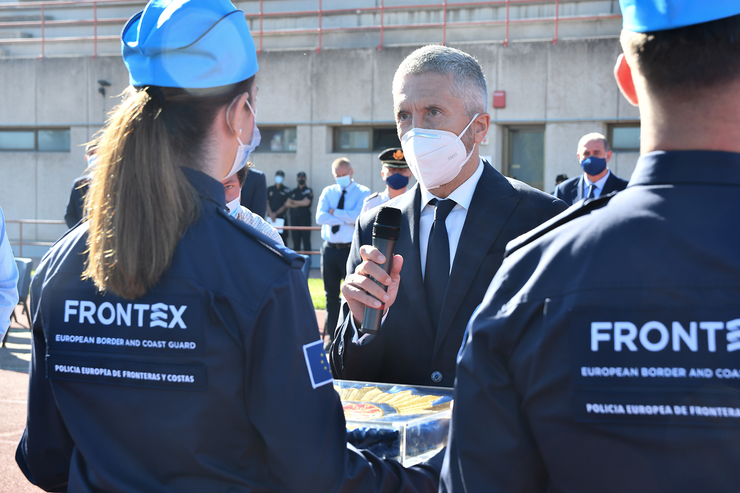 El Ministro del Interior frente a dos agentes de la agencia europea Frontex
