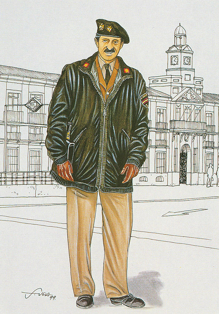 Policia uniformat amb l'uniforme de Cos de Policia Nacional (1978/1986)