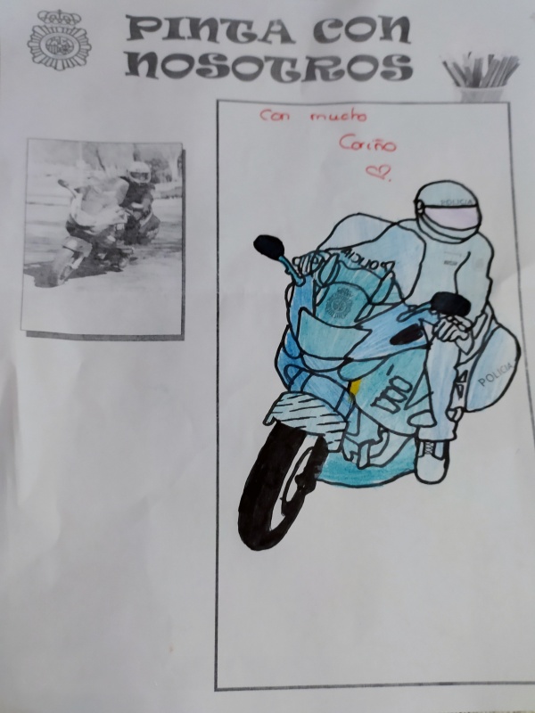 Imagen de un Policía Nacional montado en su motocicleta, acompañado de la frase con mucho cariño y un corazón.